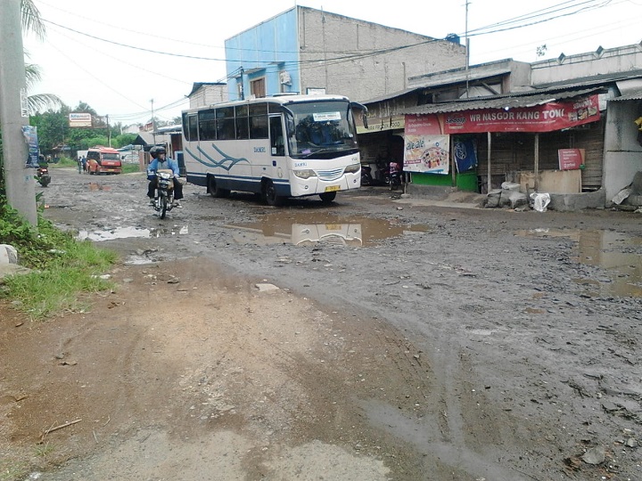 Reses Anggota DPRD Banten, Encop Dicurhati Warga Buruknya Jalan Belakang Terminal Pakupatan