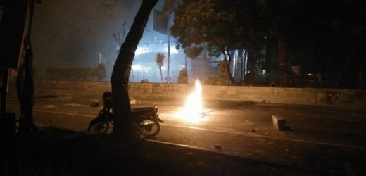 Demo Tolak Omnibuslaw, Mahasiswa Bentrok Dengan Aparat