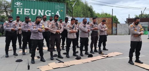 Kawal Aksi Buruh, Personil Polres Serang Gelar Shalat Dzuhur Berjamaah