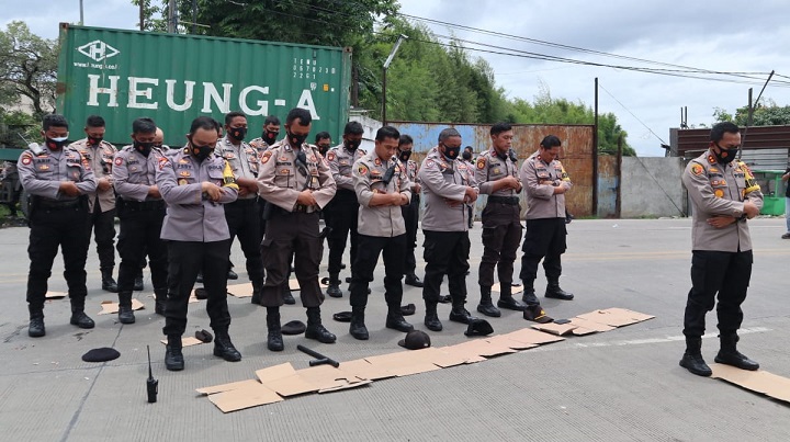 Kawal Aksi Buruh, Personil Polres Serang Gelar Shalat Dzuhur Berjamaah