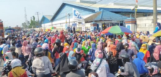 Ribuan Buruh Ikuti Aksi Tolak UU Ciptaker, Akses Jalan Tangerang – Serang Lumpuh