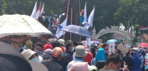 Ribuan Buruh Aksi Tolak UU Omnibus Law Ciptaker di Depan Kantor Bupati Serang