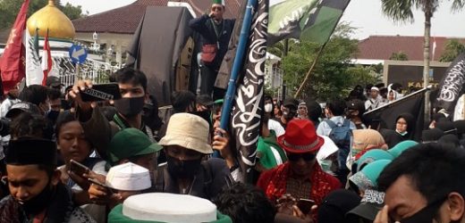 Tuntut Minta Maaf, Ribuan Ummat Islam di Banten Pukuli Boneka dan Poster Presiden Perancis