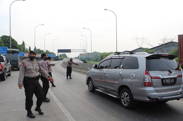 Antisipasi Mobilisasi Demo Buruh ke Jakarta, Polres Serang Jaga Ketat Gerbang Tol