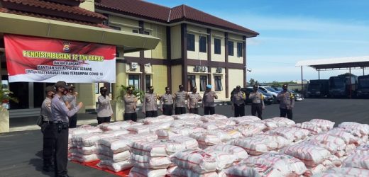 Kapolres Serang Serahkan 12 Ton Beras Bagi Warga Terdampak Covid-19