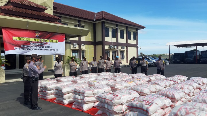 Kapolres Serang Serahkan 12 Ton Beras Bagi Warga Terdampak Covid-19