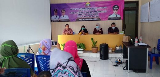 Ciptakan “Kampung Hidroponik” Mahasiswa Ilmu Komunikasi Pascasarjana Untirta Gelar Pelatihan