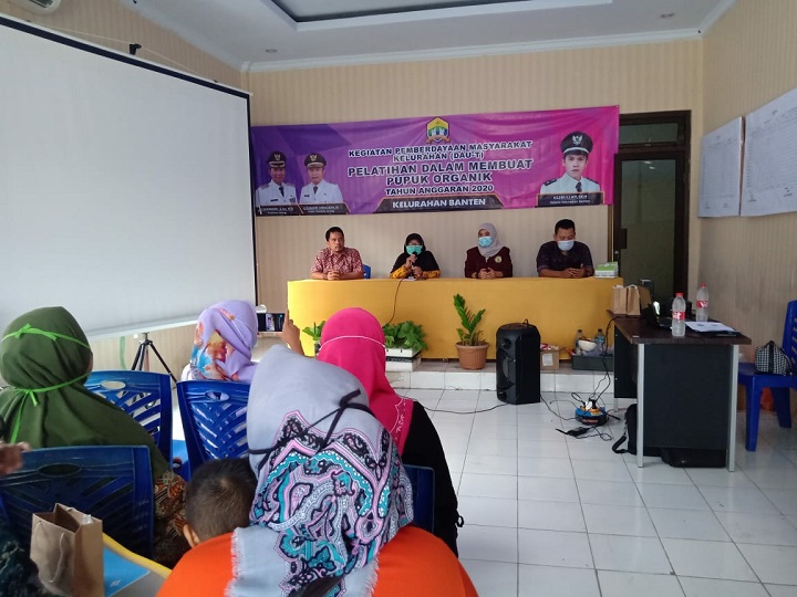 Ciptakan “Kampung Hidroponik” Mahasiswa Ilmu Komunikasi Pascasarjana Untirta Gelar Pelatihan