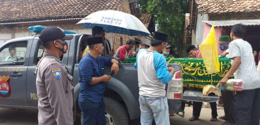 Sulit Cari Kendaraan Sewaan, Mobil Patroli Polsek Carenang Bantu Angkut Jenazah Warga ke TPU