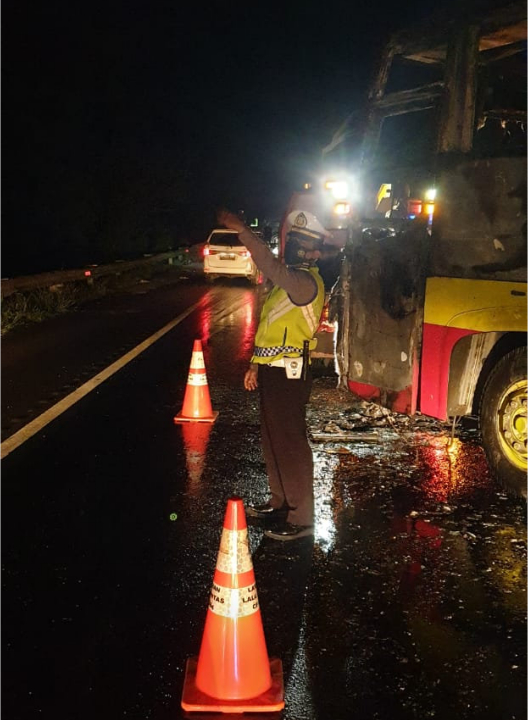 Akibat Korsleting Listrik, Bus Arimbi Terbakar di KM 75 Jalan Tol Tangerang Merak