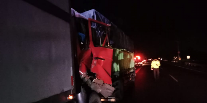 Dua Truk Angkutan Barang Tabrakan di Tol Merak Km 81, Supir Tewas Terjepit