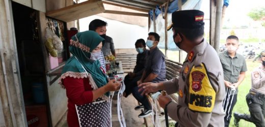 Kapolres Serang Sebar Ribuan Masker Kepada Pedagang, Pembeli dan Pengojek di Kragilan
