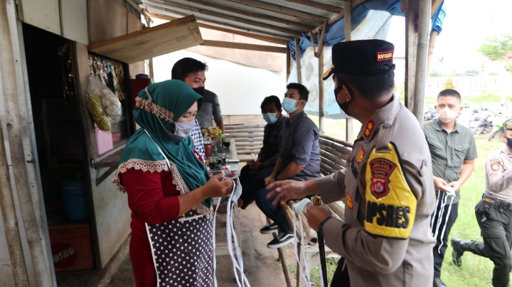 Kapolres Serang Sebar Ribuan Masker Kepada Pedagang, Pembeli dan Pengojek di Kragilan