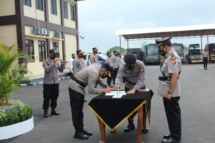 Pimpin Sertijab Dua Kapolsek Dan Kabagops, Kapolres Serang Minta Dedikasi Terbaik