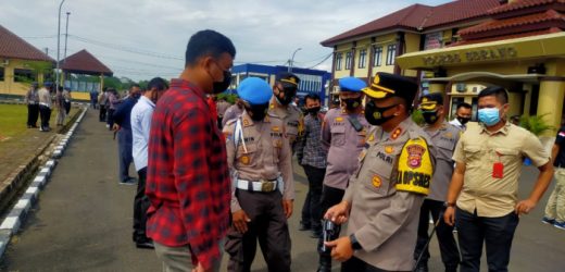 Didampingi Propam Polda Banten, Kapolres Serang Periksa Senpi dan Tes Urine Personil