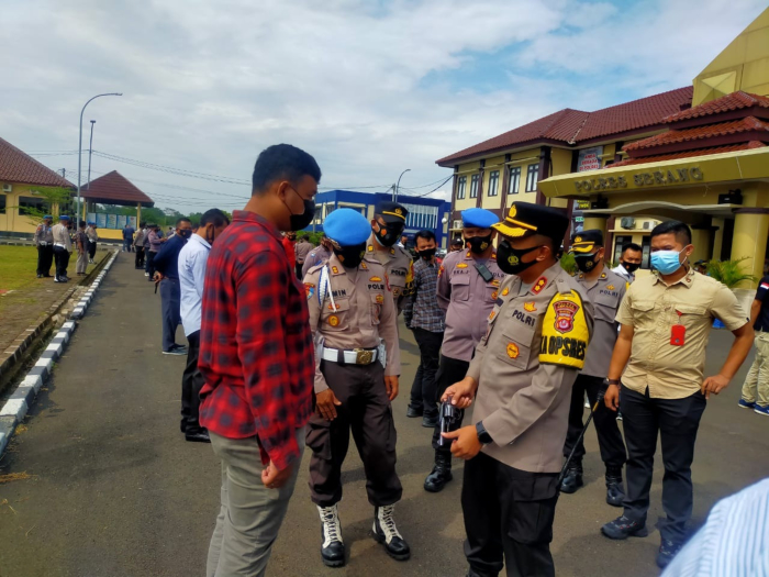 Didampingi Propam Polda Banten, Kapolres Serang Periksa Senpi dan Tes Urine Personil