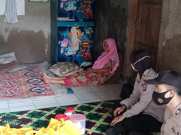 Prihatin Dengan Keadaan Penderita Tumor Payudara, Kasatbinmas Polres Serang Serahkan Bantuan