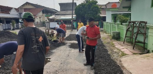 Dibantu PUPR Banten Dan MMS, Warga Komplek Depag Gotong Royong Perbaiki Jalan Rusak