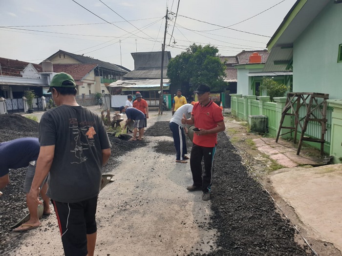 Dibantu PUPR Banten Dan MMS, Warga Komplek Depag Gotong Royong Perbaiki Jalan Rusak