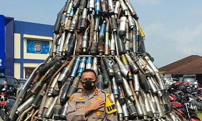 Ingatkan Pengendara Dalam Berlalu Lintas, Polres Serang Bangun Tugu Knalpot Brong