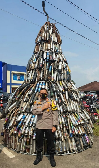 Ingatkan Pengendara Dalam Berlalu Lintas, Polres Serang Bangun Tugu Knalpot Brong