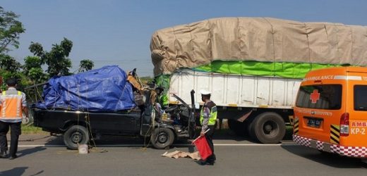 Hantam Belakang Dump Truk di Tol Tangerang-Merak, Dua Penumpang Carry Tewas