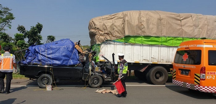 Hantam Belakang Dump Truk di Tol Tangerang-Merak, Dua Penumpang Carry Tewas