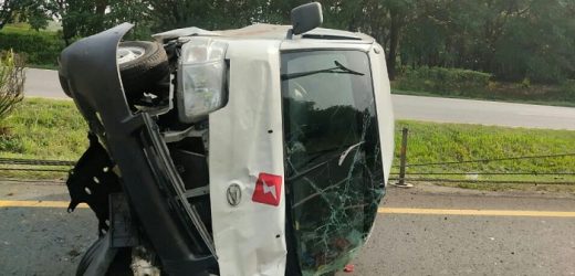 Pecah Ban di Tol Tangerang-Merak, Mobil Ekspedisi Jungkir Balik