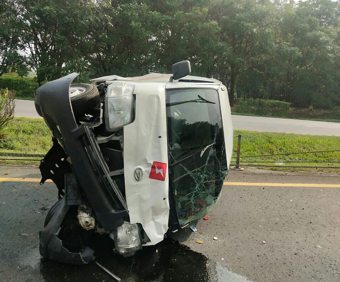 Pecah Ban di Tol Tangerang-Merak, Mobil Ekspedisi Jungkir Balik