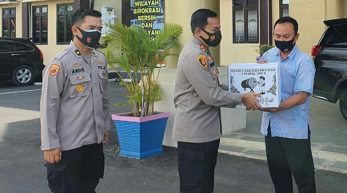 Jalankan Program Commander Wishes Kapolda Banten, Polres Serang Bagikan Bingkisan Lebaran Bagi Wartawan