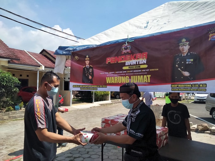 Jemaah Mesjid As Salam Dapat Makan Siang Program “Warung Jum’at” Polres Serang