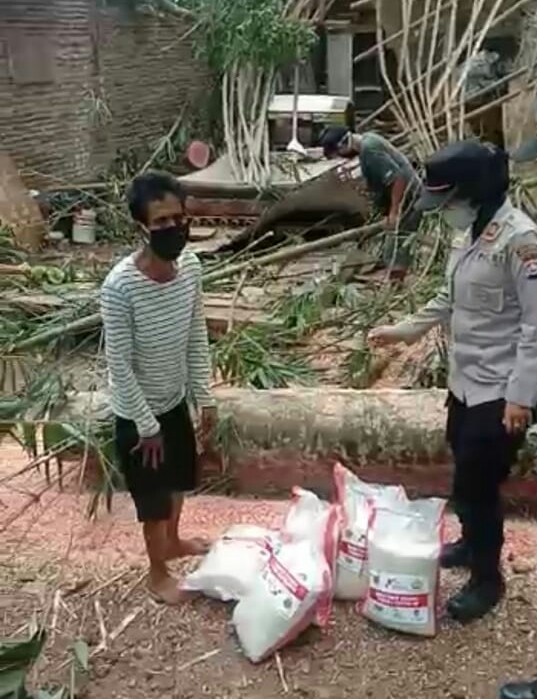 Satbinmas Polres Serang Kembali Santuni Korban Rumah Roboh di Petir