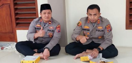 Warung Jum’at Polres Serang, Kapolres Santap Siang Lesehan Bersama Jamaah Masjid