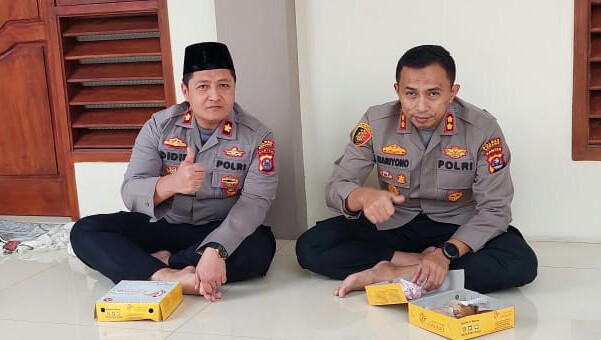 Warung Jum’at Polres Serang, Kapolres Santap Siang Lesehan Bersama Jamaah Masjid