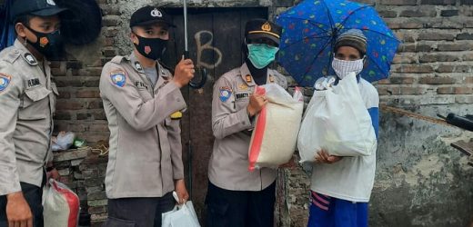 Satbinmas Polres Serang Santuni Janda Korban Angin Puting Beliung