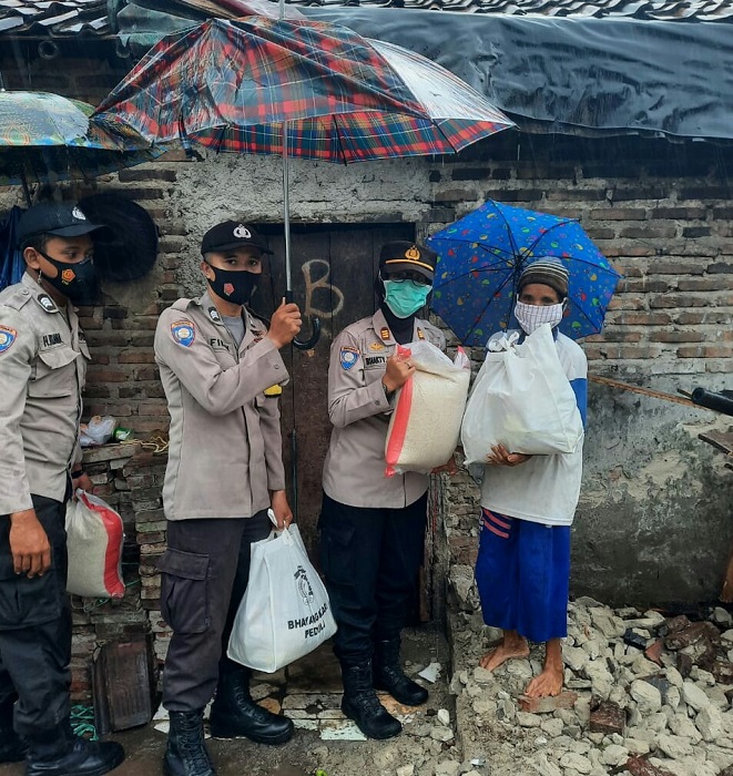 Satbinmas Polres Serang Santuni Janda Korban Angin Puting Beliung