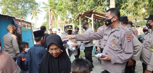 Cegah Penularan Covid-19, Polres Serang Bagikan Masker di Ponpes Syekh Nawawi al-Bantani