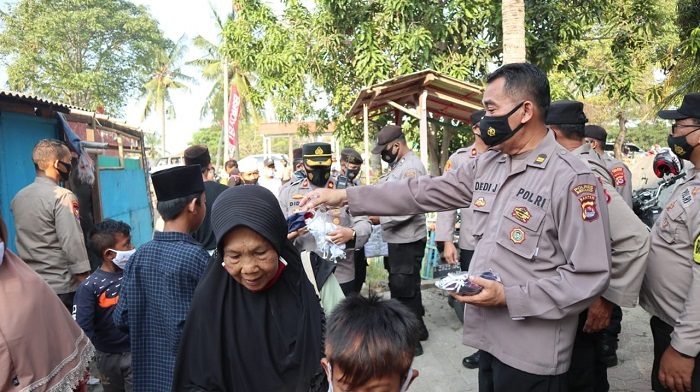 Cegah Penularan Covid-19, Polres Serang Bagikan Masker di Ponpes Syekh Nawawi al-Bantani