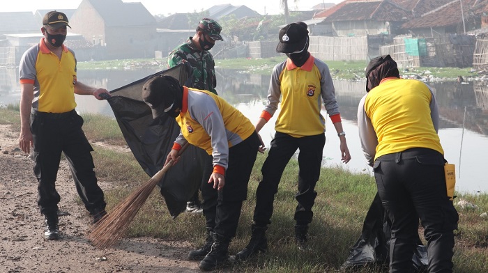 Rangkaian HUT Bhayangkara ke 75, Polres Serang Gelar Baksos, Tanam Mangrove dan Bersih-bersih Pantai Lontar