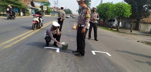 Sering Terjadi Kecelakaan, Satlantas Polres Serang Buat Marka Pengingat di Jalan Nasional