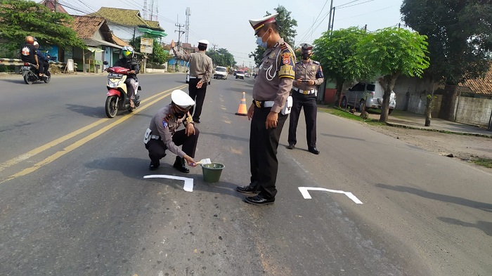 Sering Terjadi Kecelakaan, Satlantas Polres Serang Buat Marka Pengingat di Jalan Nasional