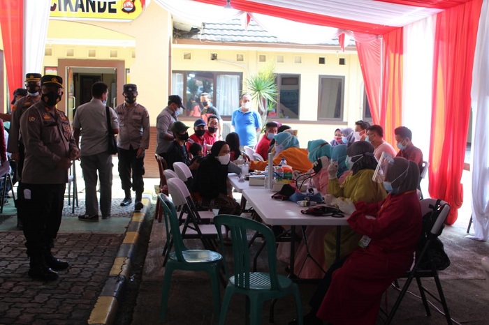 Bantu Cegah Penyebaran Covid-19, Polres Serang Gelar Vaksinasi Massal