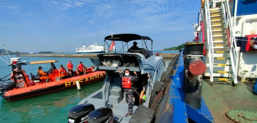 Patkamla Lanal Banten Bersama TIM Basarnas Banten Menemukan dan Evakuasi Mayat MOB Kapal Feri Penyebrangan Merak – Bakauheni