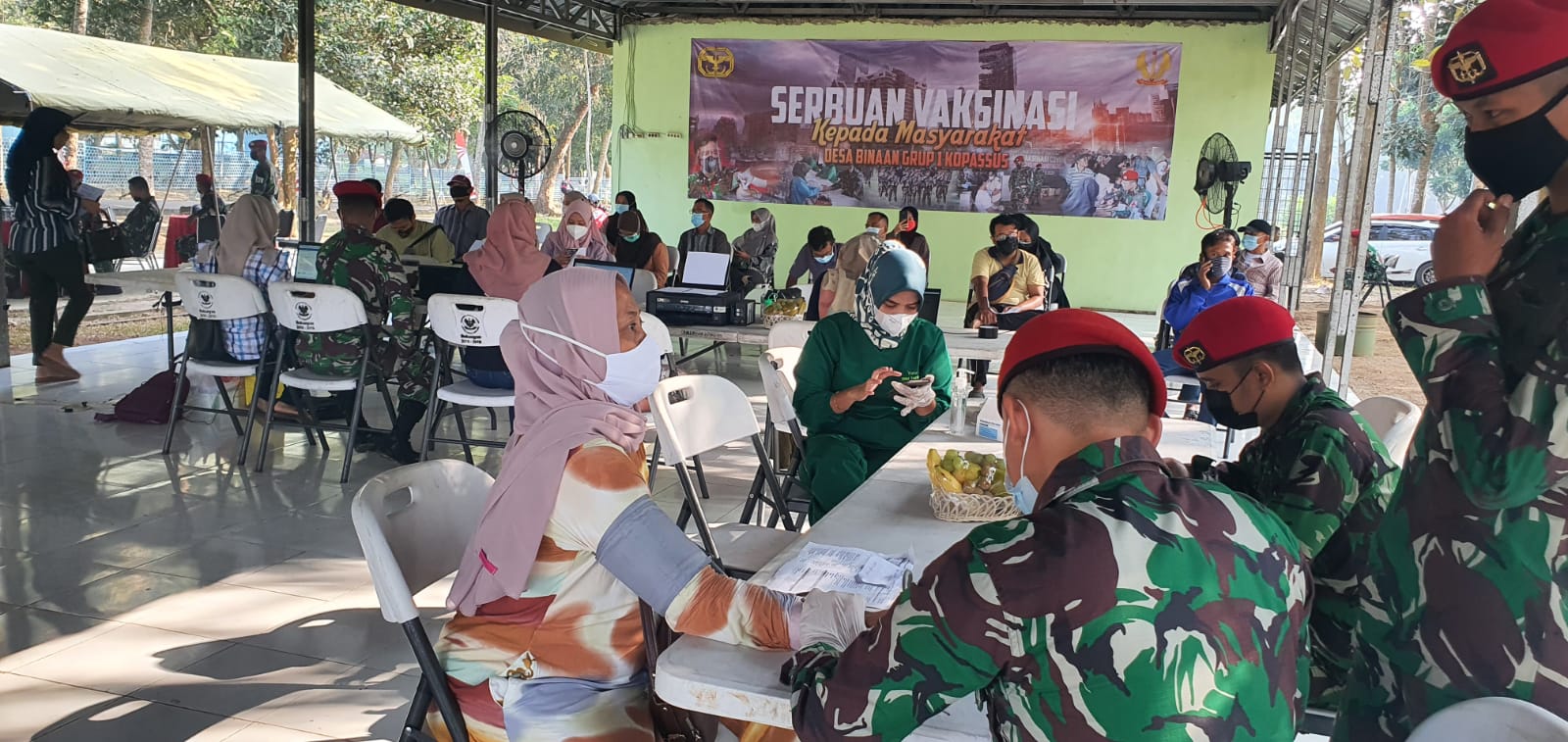 Grup 1 Kopassus Melaksanakan Serbuan Vaksin Ke Masyarakat