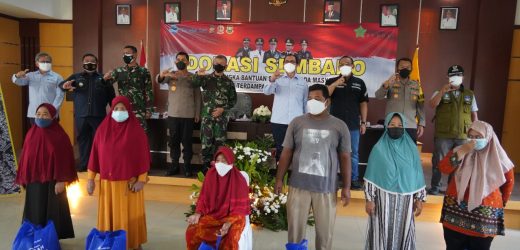 Danrem 064/MY mendistribusikan Bantuan Paket Sembako dari PT. Chandra Asri