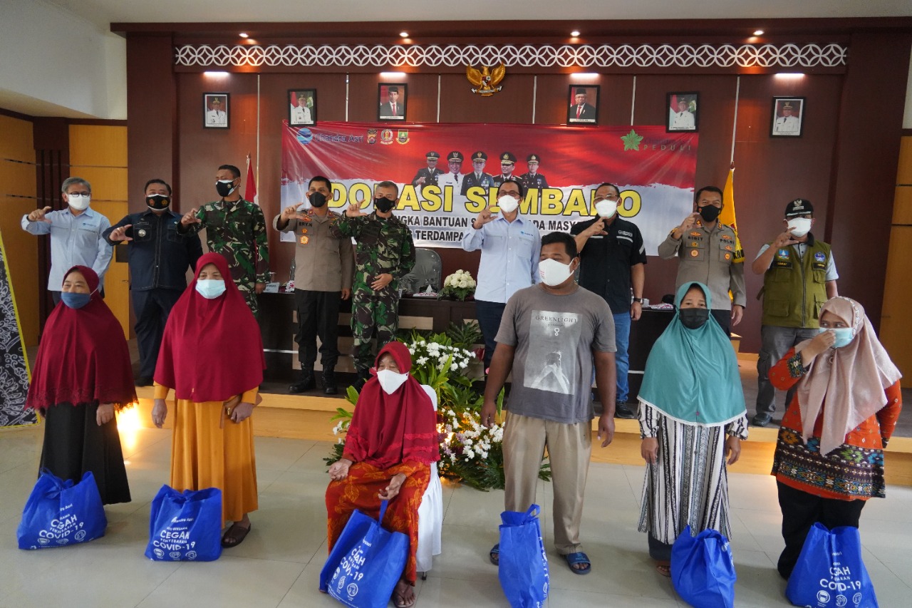 Danrem 064/MY mendistribusikan Bantuan Paket Sembako dari PT. Chandra Asri