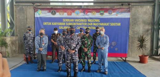 Danrem 064/MY Dampingi Wakasal Tinjau Vaksinasi Di Galangan PT. CMS