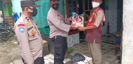 Polsek Cikande Berikan Sembako Bagi Warga Isoman dan Tidak Mampu