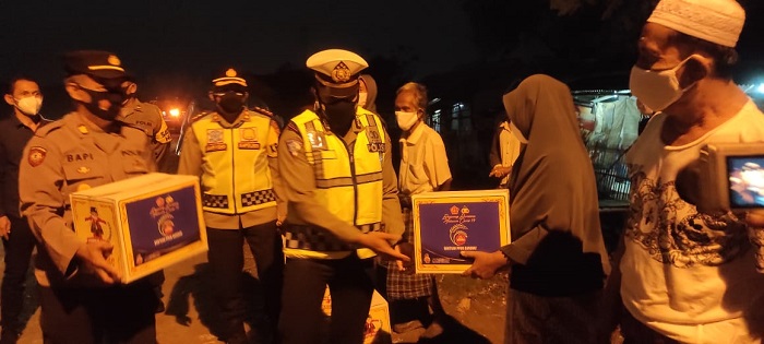 Blusukan Malam Hari Sebar Bansos Sembako, Kapolres Serang Pastikan Tidak Ada Masyarakat Kelaparan