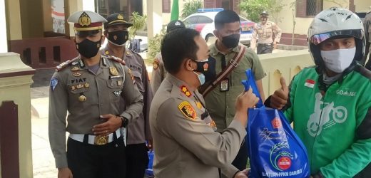 Kapolres Serang Bagikan Sembako dan Masker Kepada Masyarakat Terdampak Covid-19